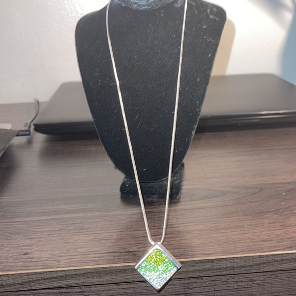 💚🎉VINTAGE GREEN & CRYSTAL STAINLESS STEEL PENDANT ON A STERLING SILVER CHAIN🌞 - Picture 4 of 5